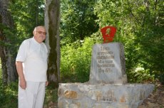 Александр Семыкин возле памятного камня, установленного на месте встречи первых жителей и строителей Колыванстроя