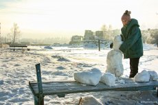 Девочка в Итатке лепит снеговика