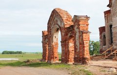 Кирпичные ворота церкви Покрова Пресвятой Богородицы, с. Булзи