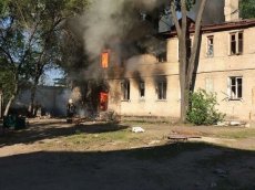На улице Ленинградской в Воронеже начали гореть заброшенные дома